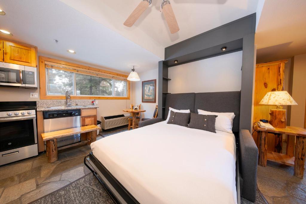 Red Wolf Lakeside Lodge - Studio