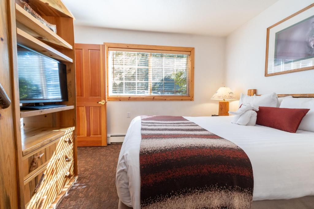 Posteľ alebo postele v izbe v ubytovaní Red Wolf Lakeside Lodge