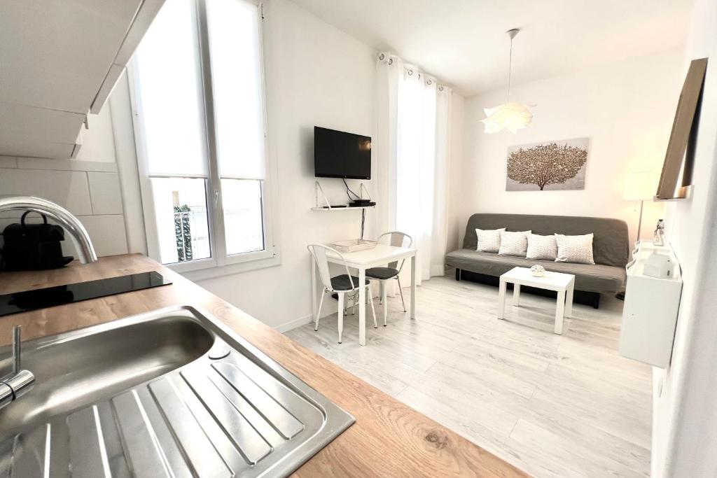 un salon blanc avec un canapé et une table dans l'établissement Juan les Pins Pinède sector - Apartment 4 People, à Juan-les-Pins