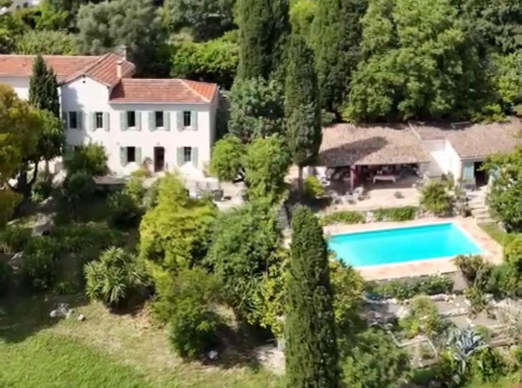 Bazén v ubytování Bastide de Marie Grasse nebo v jeho okolí