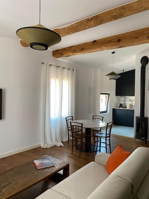 un salon avec un canapé et une table dans l'établissement T2 apartment historic center Ajaccio, à Ajaccio