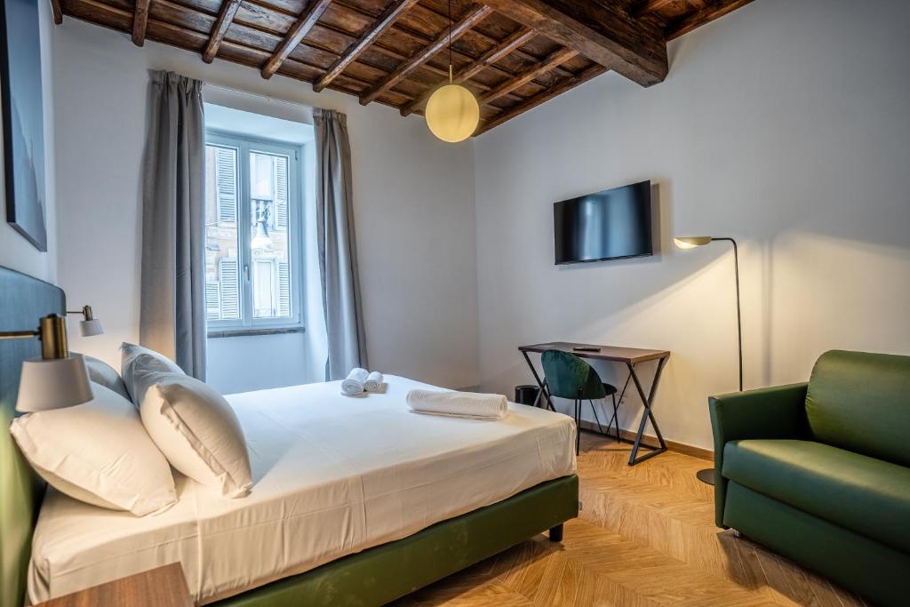 een slaapkamer met een bed en een groene stoel bij Fantini Rooms-Monti in Rome