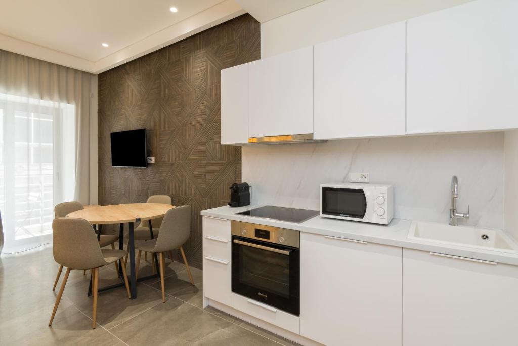 Kuchyň nebo kuchyňský kout v ubytování Socrates Fully Equipped Apartments with Unique Design