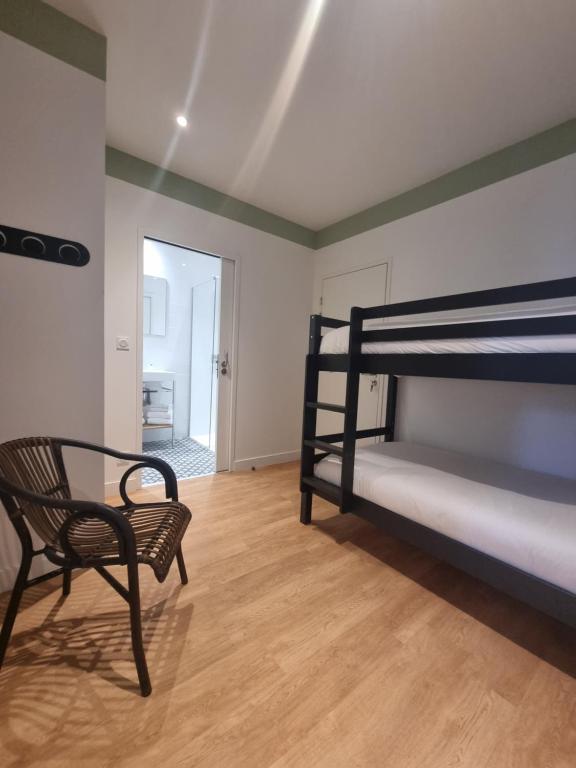 Postel nebo postele na pokoji v ubytování Hôtel du Midi Plage