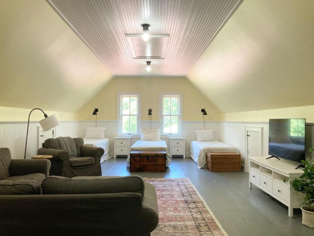 Carriage House Farmstay near Rocky Fork Lake, Hillsboro Updated 2024