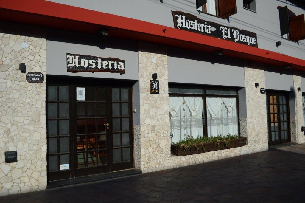 una tienda frente a un edificio con ventanas en Hostería El Bosque en Villa Gesell