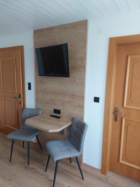 Televízia a/alebo spoločenská miestnosť v ubytovaní Haus Kreidl