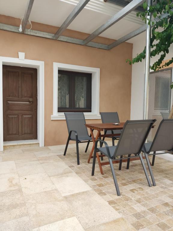 Patio alebo iná vonkajšia časť ubytovania Villa Chrisanthi