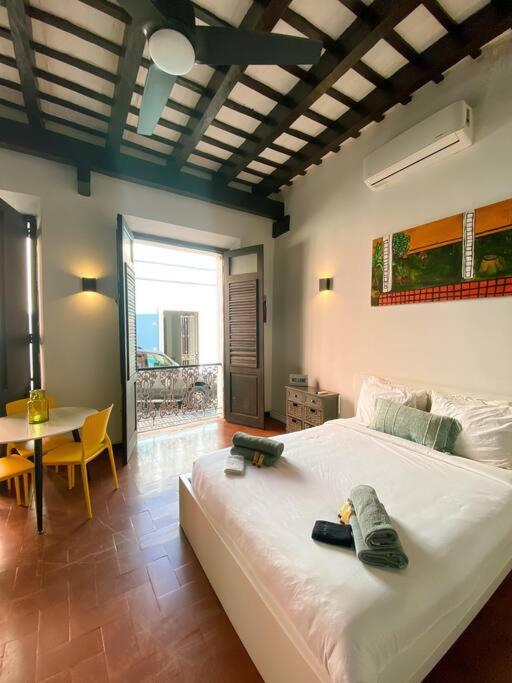 Just Remodeled Studio in Colonial OSJ UNIQUE Location LOCAL experience tesisinde bir odada yatak veya yataklar