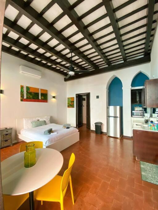 Just Remodeled Studio in Colonial OSJ UNIQUE Location LOCAL experience tesisinde bir oturma alanı