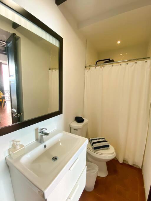 Just Remodeled Studio in Colonial OSJ UNIQUE Location LOCAL experience tesisinde bir banyo