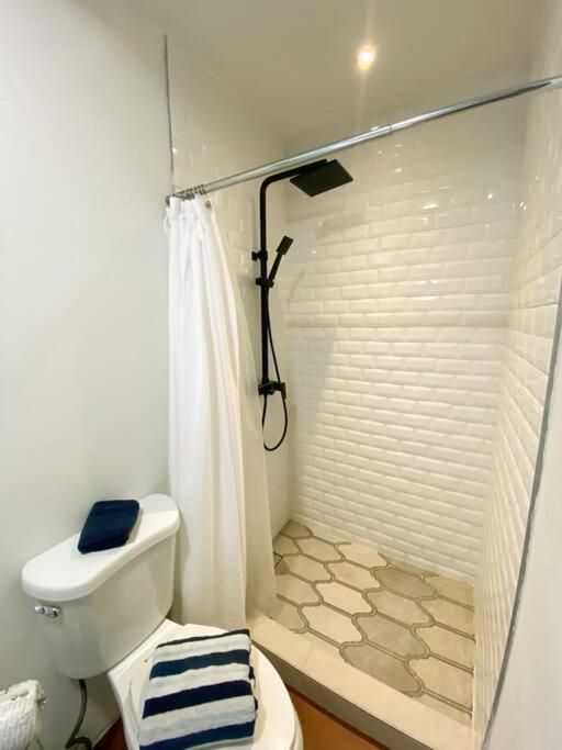 Just Remodeled Studio in Colonial OSJ UNIQUE Location LOCAL experience tesisinde bir banyo