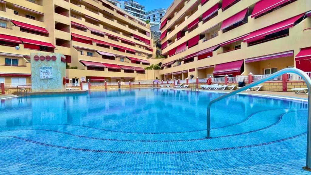 una gran piscina en medio de un edificio en MarketHome Jardines del Mar Pool View, en Puerto de Santiago