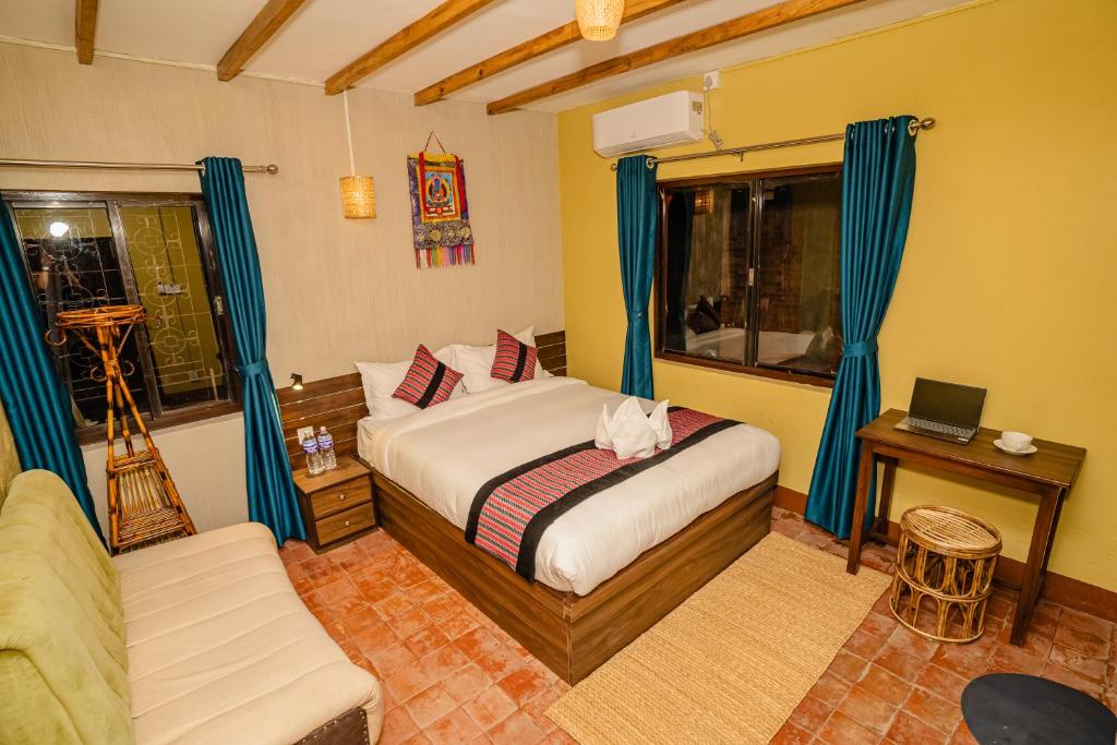 Postel nebo postele na pokoji v ubytování Nepali Heritage Hotel