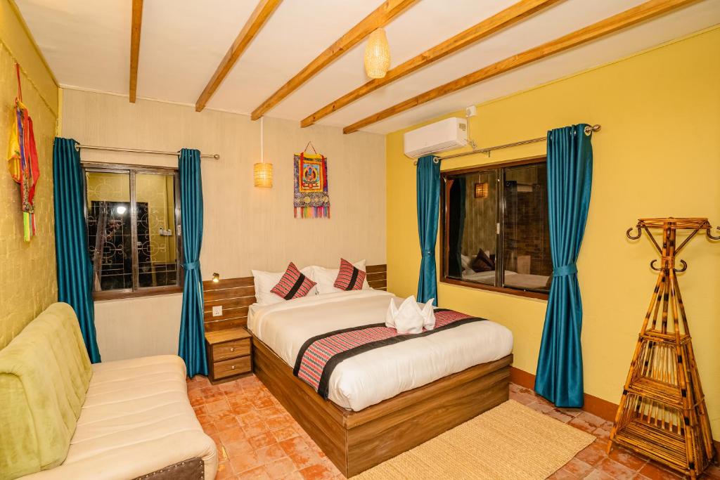 Postel nebo postele na pokoji v ubytování Nepali Heritage Hotel