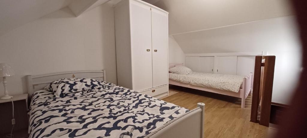 - une chambre avec un lit et une armoire blanche dans l'établissement maison centre ville, à Bayeux