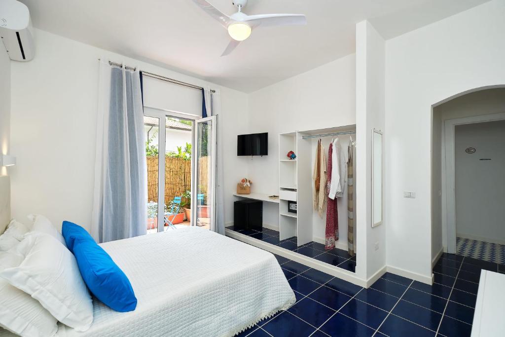A bed or beds in a room at Villa Torù