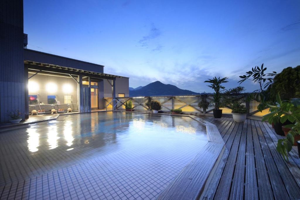 a swimming pool on top of a building at Hotel Kasuien in Ureshino