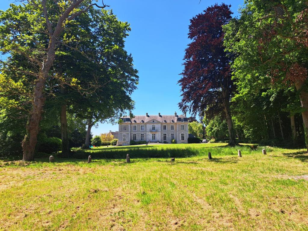 une vieille maison au milieu d'un champ dans l'établissement Château d'Agy, à Agy
