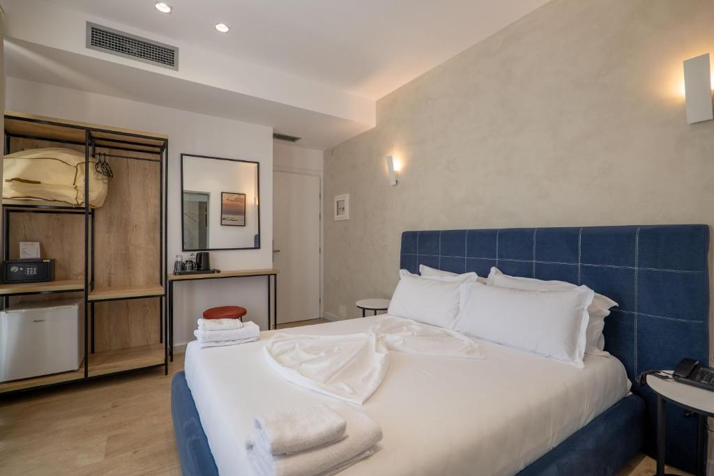 Art Hotel - Deluxe Double Room With Side Sea View
