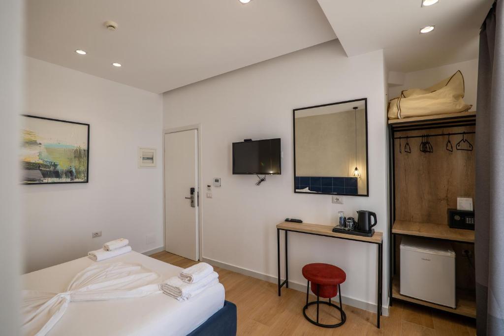 Art Hotel - Deluxe Double Room With Balcony And Sea View