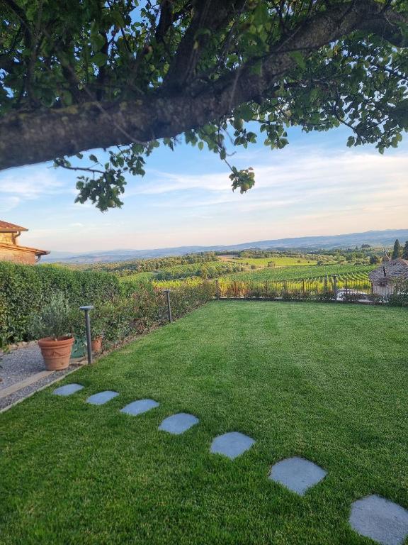 a green yard withestones in the grass at Casa Nataly Chianti - Jeky Stay in Castelnuovo Berardenga