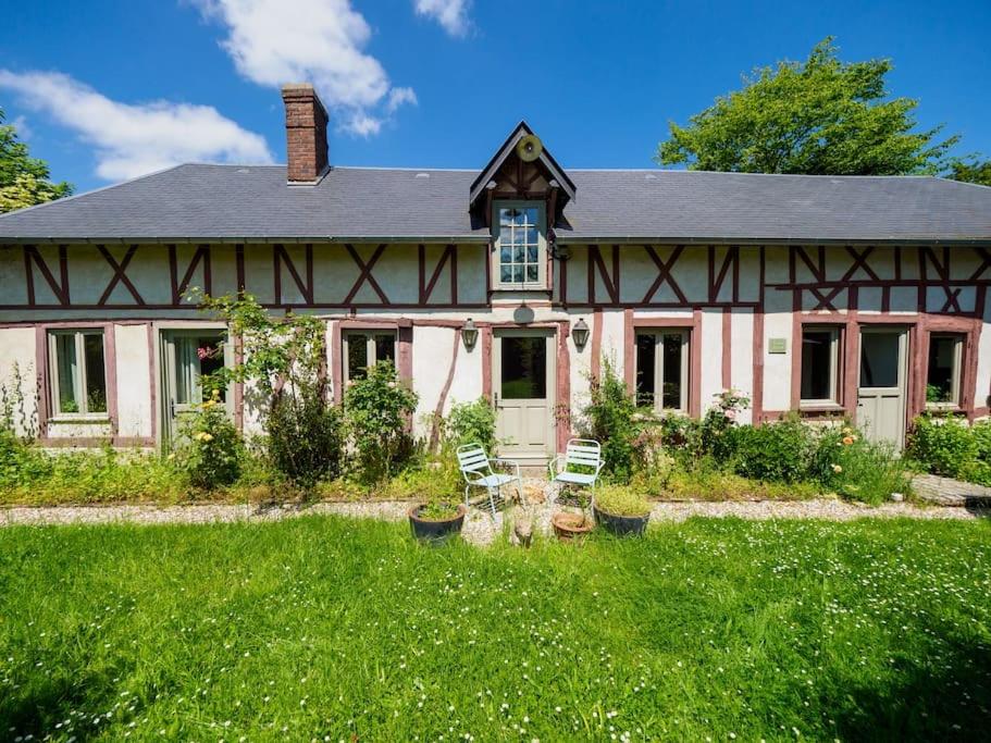 une maison rose avec deux chaises dans la cour dans l'établissement Finca Elena - Collection Idylliq, à Gouttières