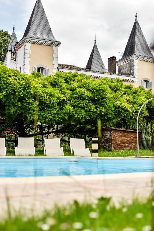 Bazén v ubytování Hotel Logis - Chateau de Beauregard nebo v jeho okolí