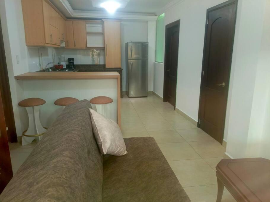 Alojamiento San Cayetano في لوخا: مطبخ مع أريكة في منتصف الغرفة