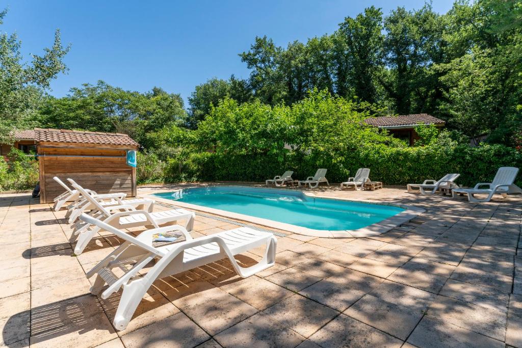 une piscine avec des chaises longues et une piscine dans l'établissement Gite Lavande, à Mirabel-aux-Baronnies