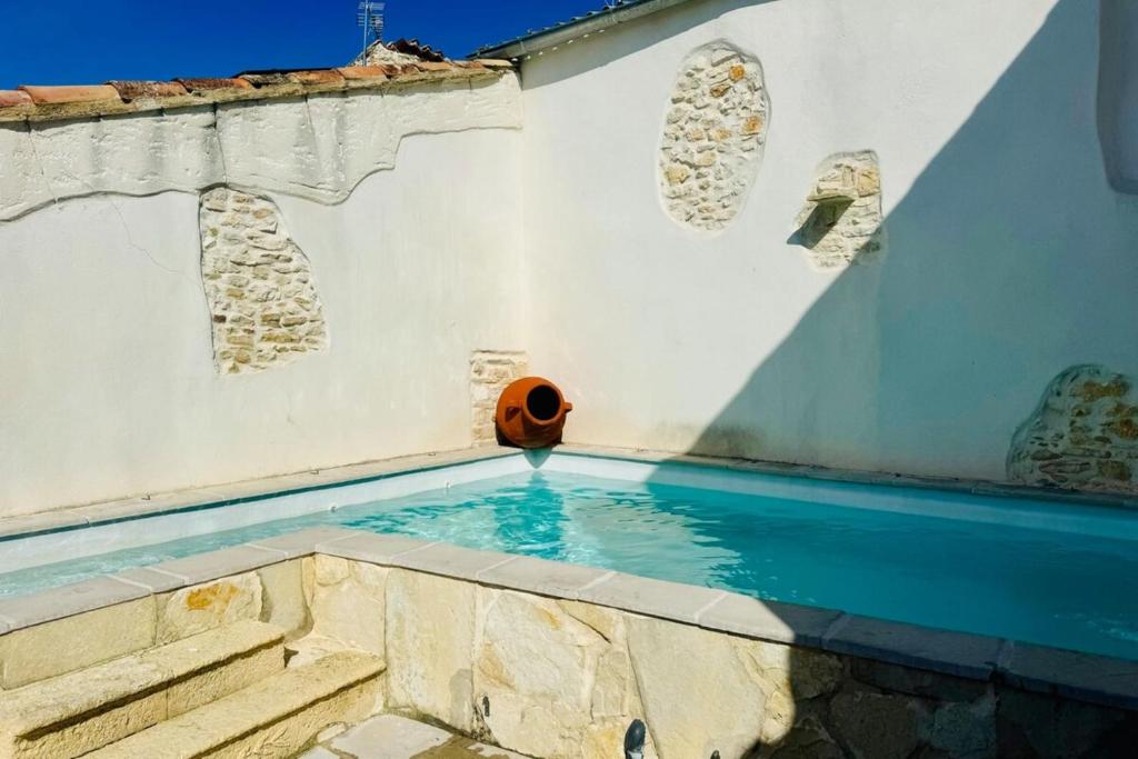 - une piscine sur le côté d'un bâtiment dans l'établissement 