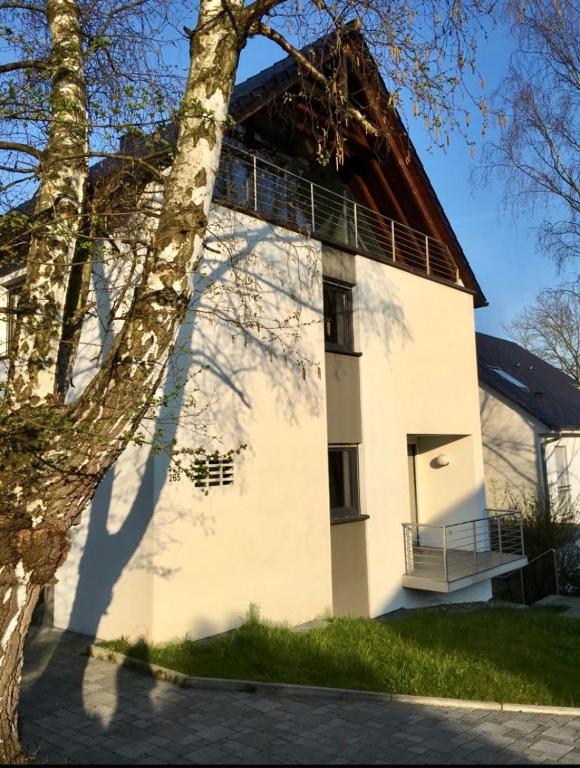 Modernes Ferienhaus mit 2 Balkonen, Terrasse und Garten !, Bochum
