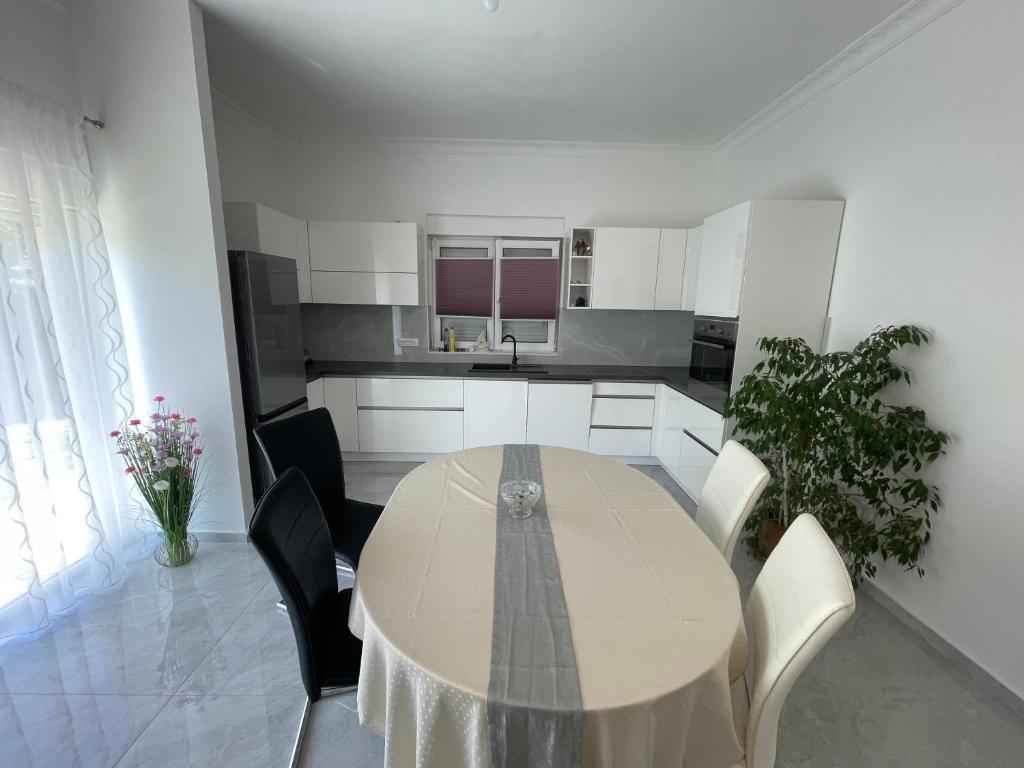 Kuchyň nebo kuchyňský kout v ubytování Apartments Adria