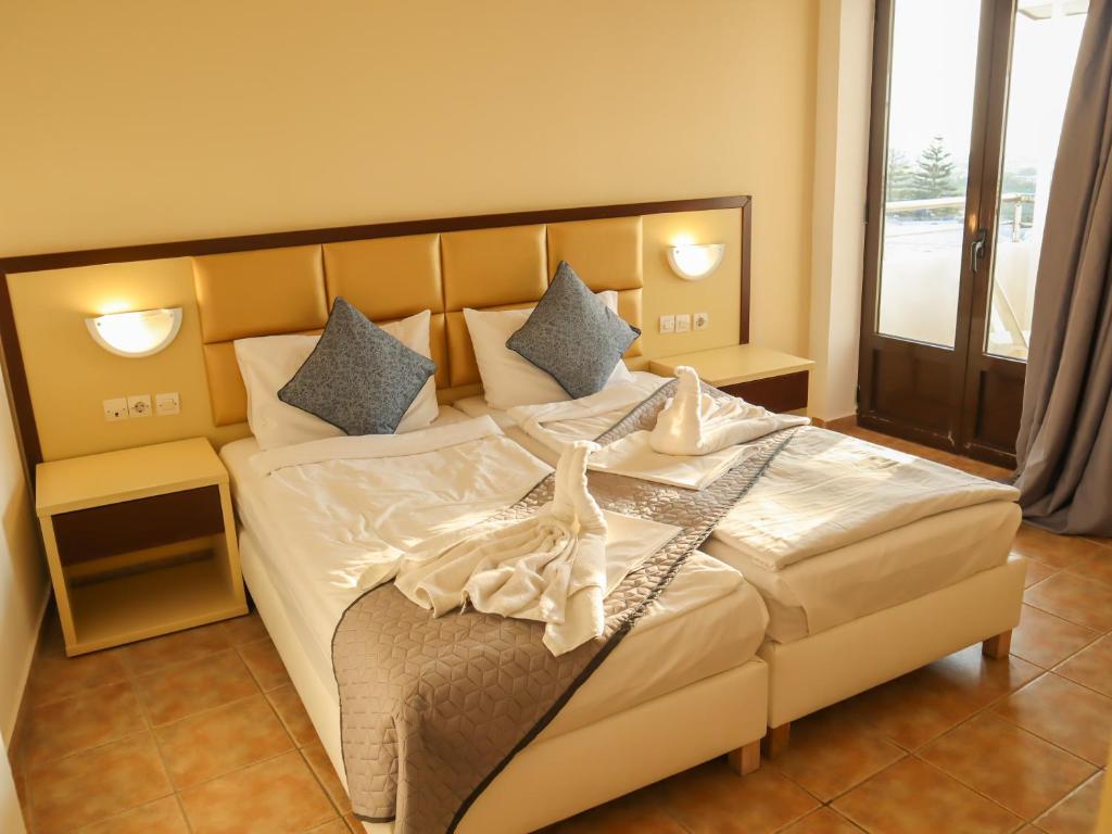 Postel nebo postele na pokoji v ubytování Sunset Paradise Resort