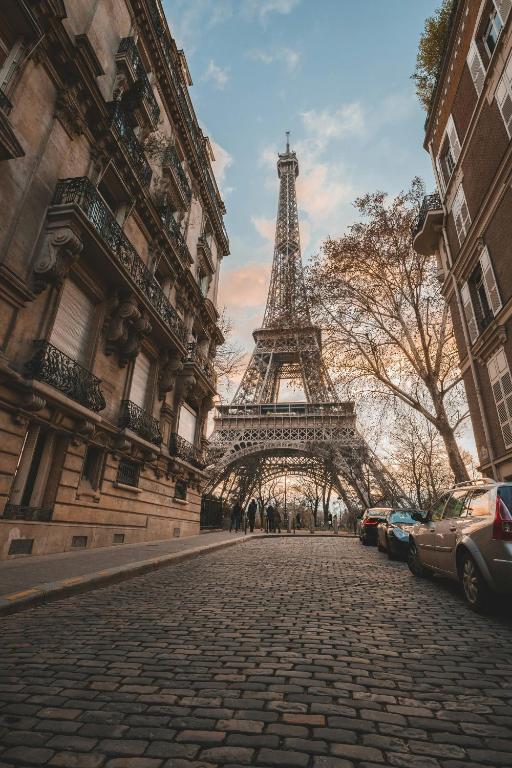 une rue en face de la tour Eiffel dans l'établissement Au cœur des Champs Élysées, à Paris