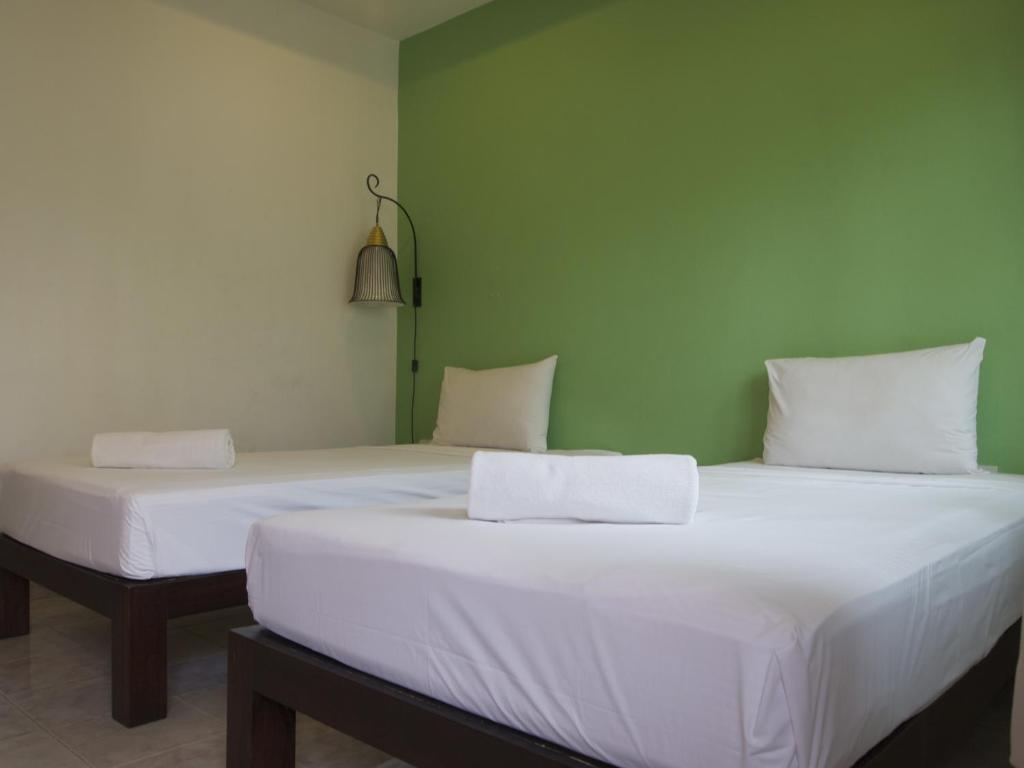 Postel nebo postele na pokoji v ubytování Hacienda Phuket