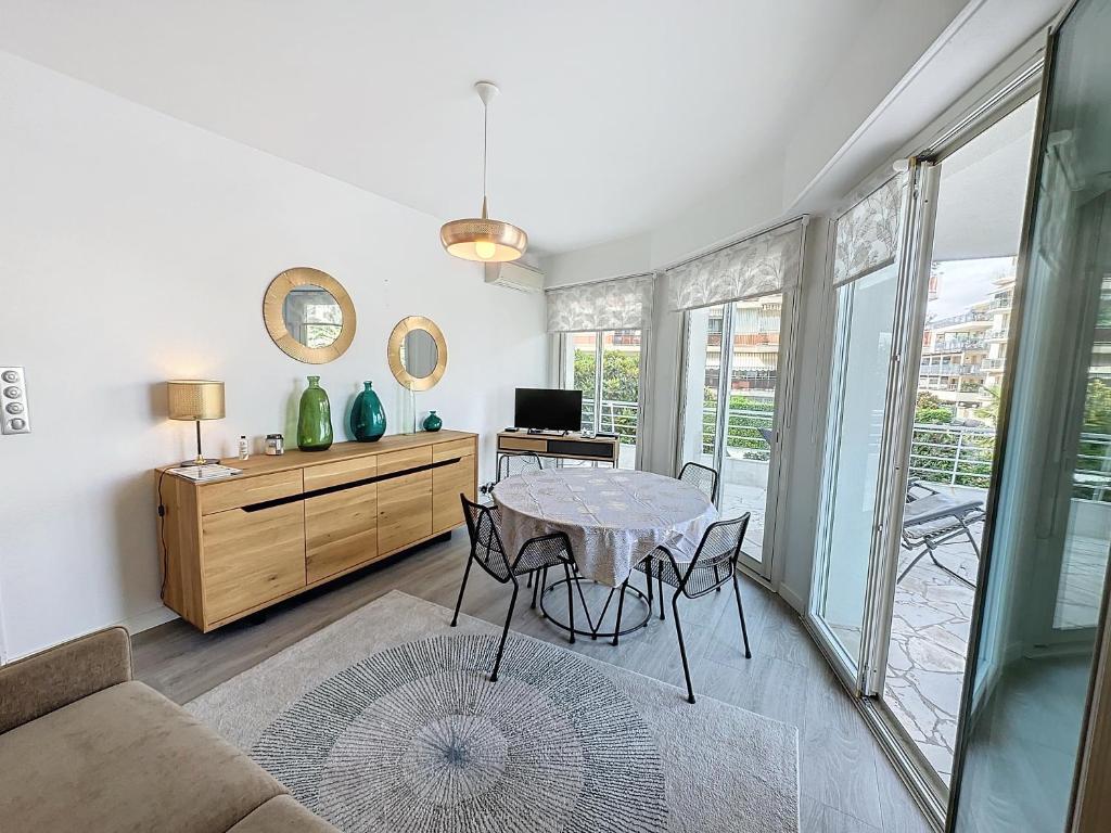un salon avec une table et un canapé dans l'établissement ARM1 - Beau 2 pièces avec terrasse d'angle, à Cannes