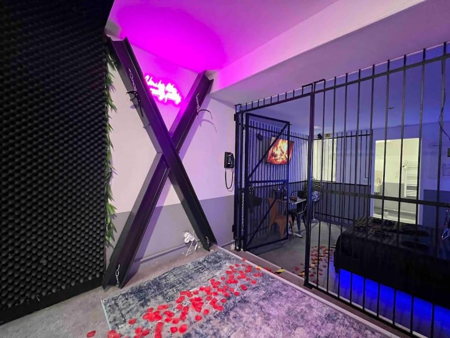 Posteľ alebo postele v izbe v ubytovaní 50 nuances de gris - BDSM - Loveroom