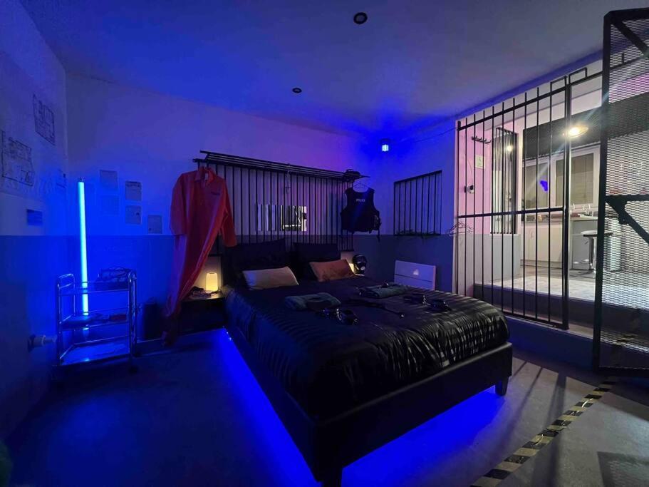Posteľ alebo postele v izbe v ubytovaní 50 nuances de gris - BDSM - Loveroom