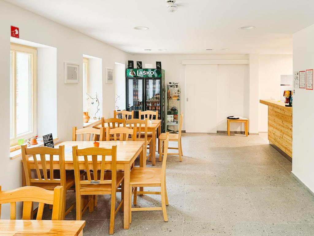 Restoran või mõni muu söögikoht majutusasutuses Koča ob izviru Soče
