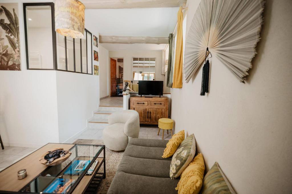 un salon avec un canapé et une télévision dans l'établissement Gîte du Bief, à Pluvigner