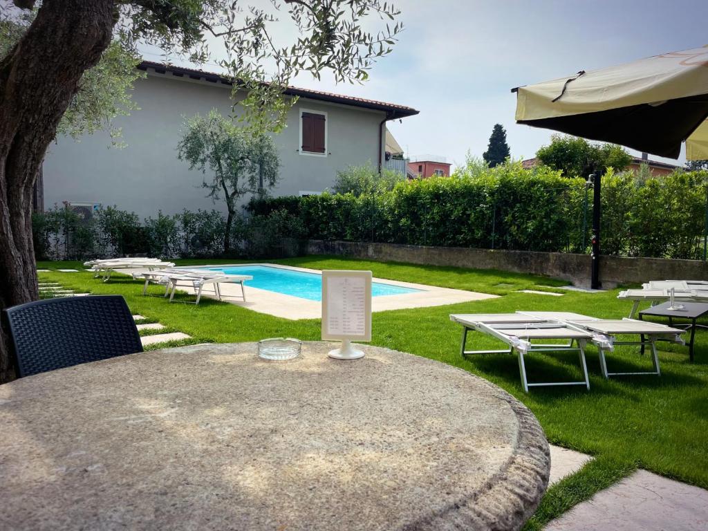 Bazén v ubytování Le Logge del Garda nebo v jeho okolí