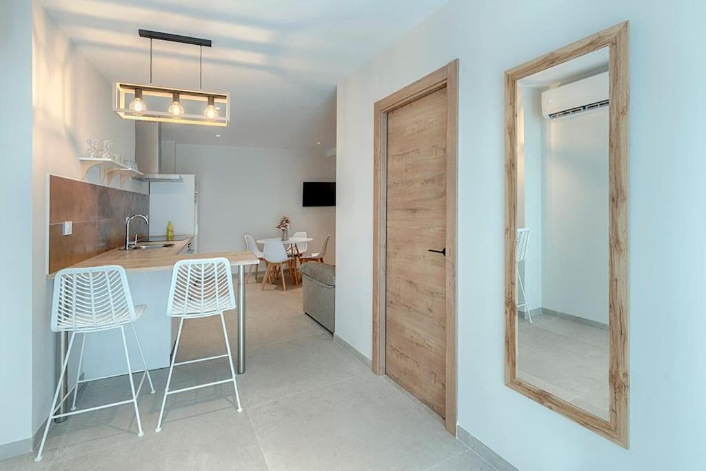 une cuisine et une salle à manger avec une table et des chaises dans l'établissement Ruzafa´s Gate 3, à Valence