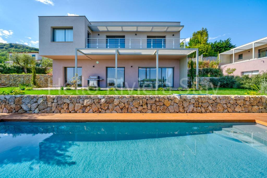 une maison avec une piscine devant une maison dans l'établissement Villa Gaïa, piscine, vue mer, salle de sport, à Tourrettes-sur-Loup