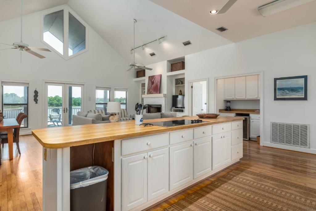 Køkken eller tekøkken på New Listing Spotlight! Pink Palace