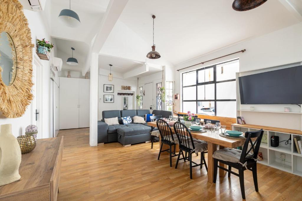een woonkamer met een tafel en een bank bij Maison de rêve proche métro et RER in Alfortville