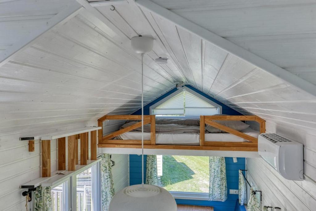 Postel nebo postele na pokoji v ubytování Blue Tiny House with HotTub