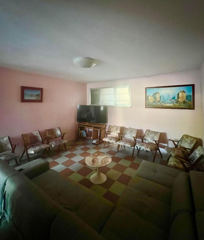 A seating area at Hotel Cliff