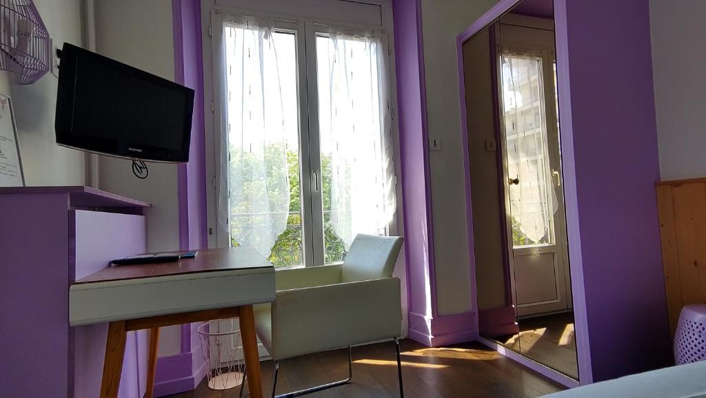 TV a/nebo společenská místnost v ubytování Hotel Le Colibri