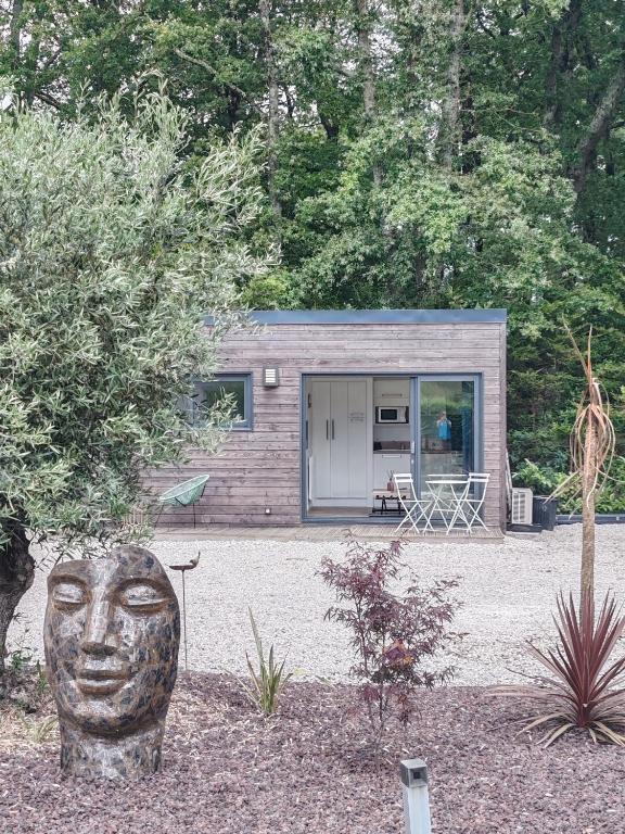 une petite maison avec un visage sur le côté dans l'établissement Chalet proche aéroport Nantes Atlantique, à Saint-Aignan-Grand-Lieu